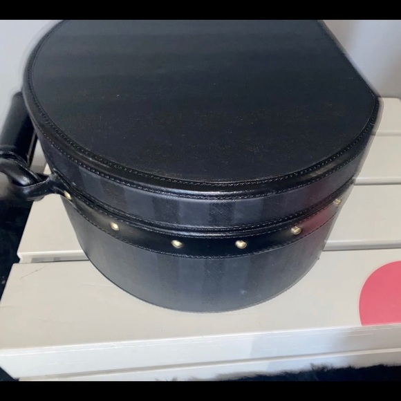 Victoria’s Secret luggage Trunk Store Display Prop Black DOES NOT OPEN - Picture 4 of 5